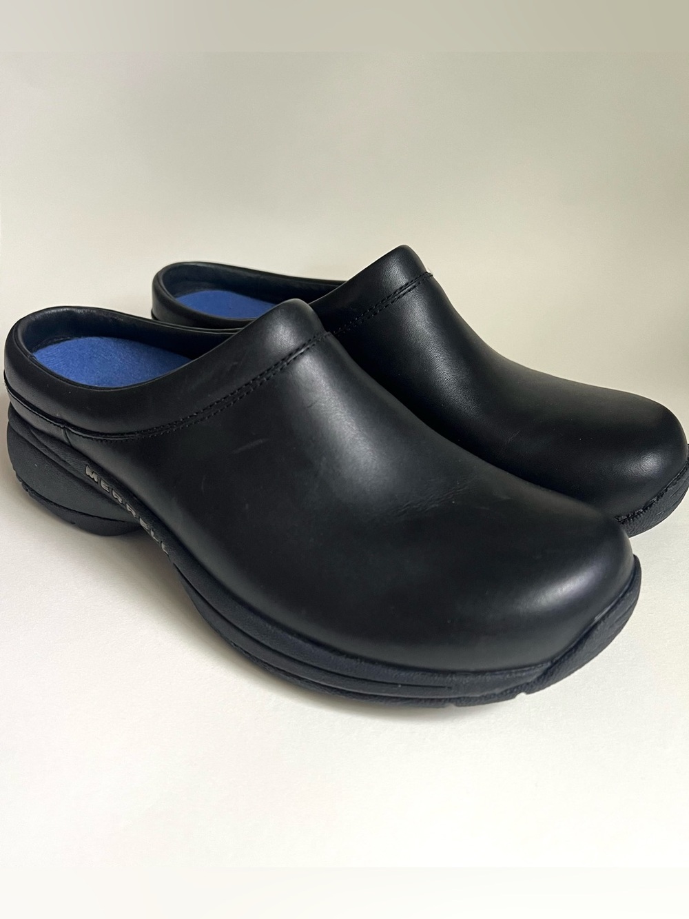 Merrell Woman’s Leather Black Slip-On Clog Solid Comfort Shors Size 9